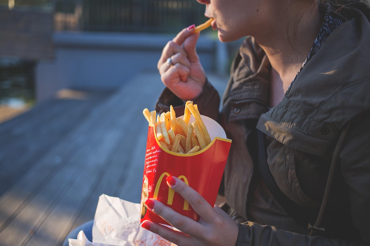 Entendendo a Alimentação Emocional: Causas, Sinais e Estratégias para Lidar