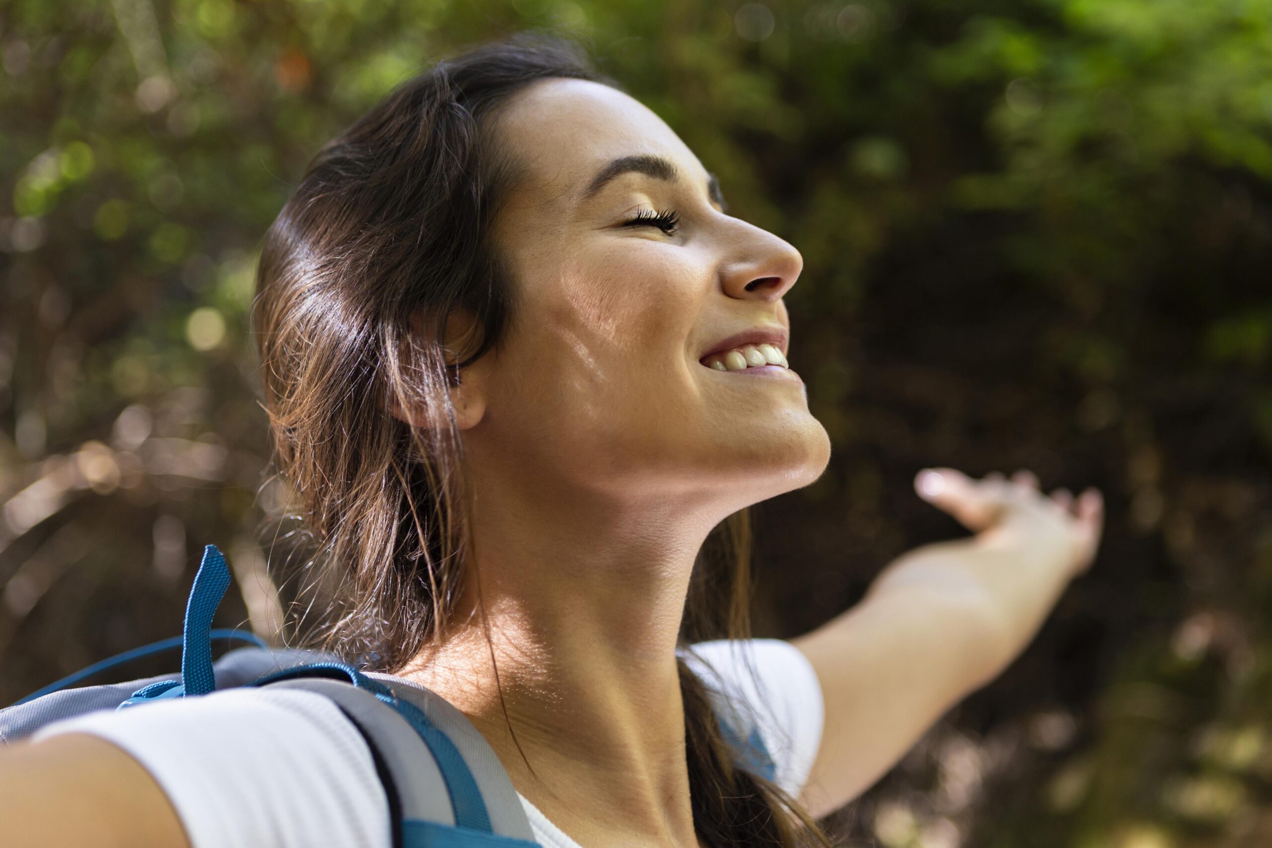 mulher sorrindo na natureza