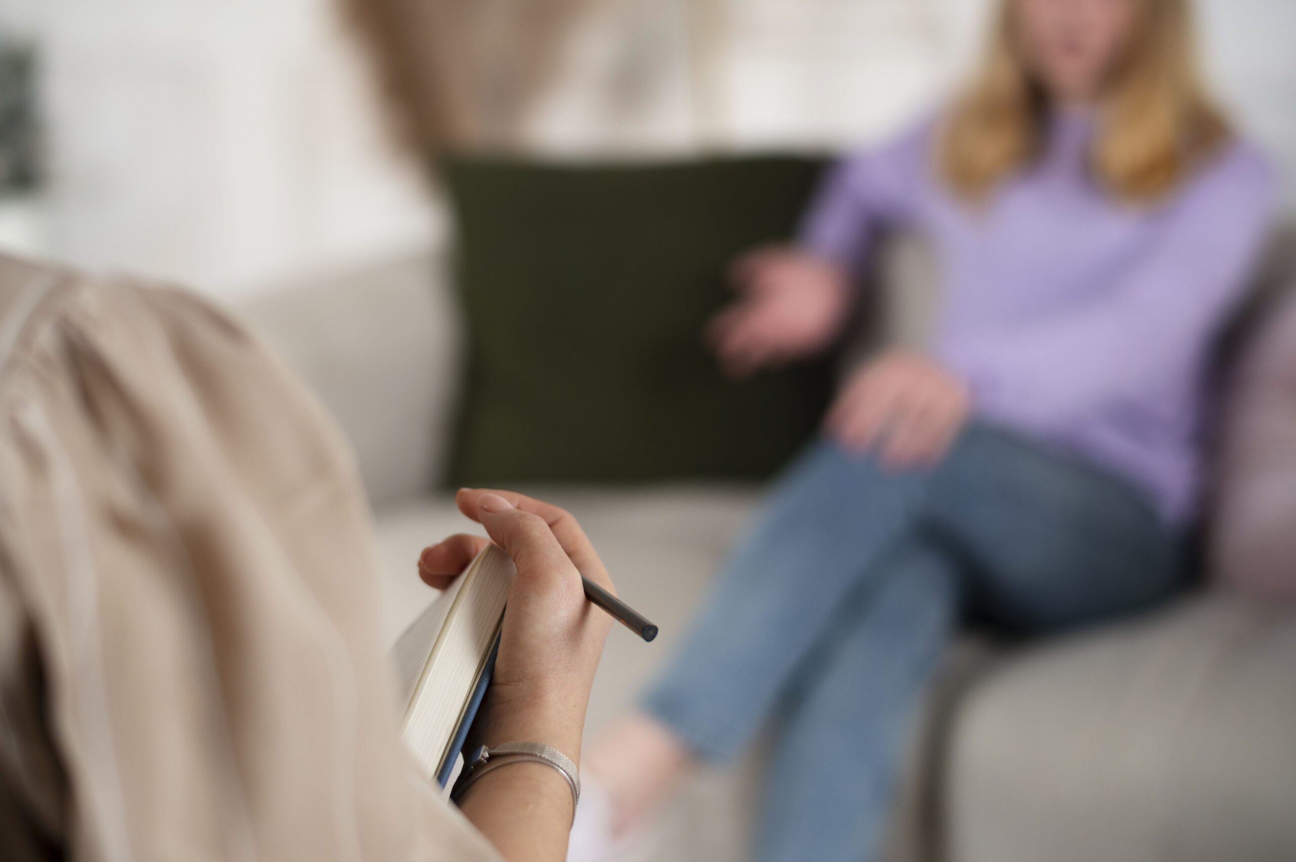 Mulher em sessão de psicoterapia, tratamento para compulsão alimentar