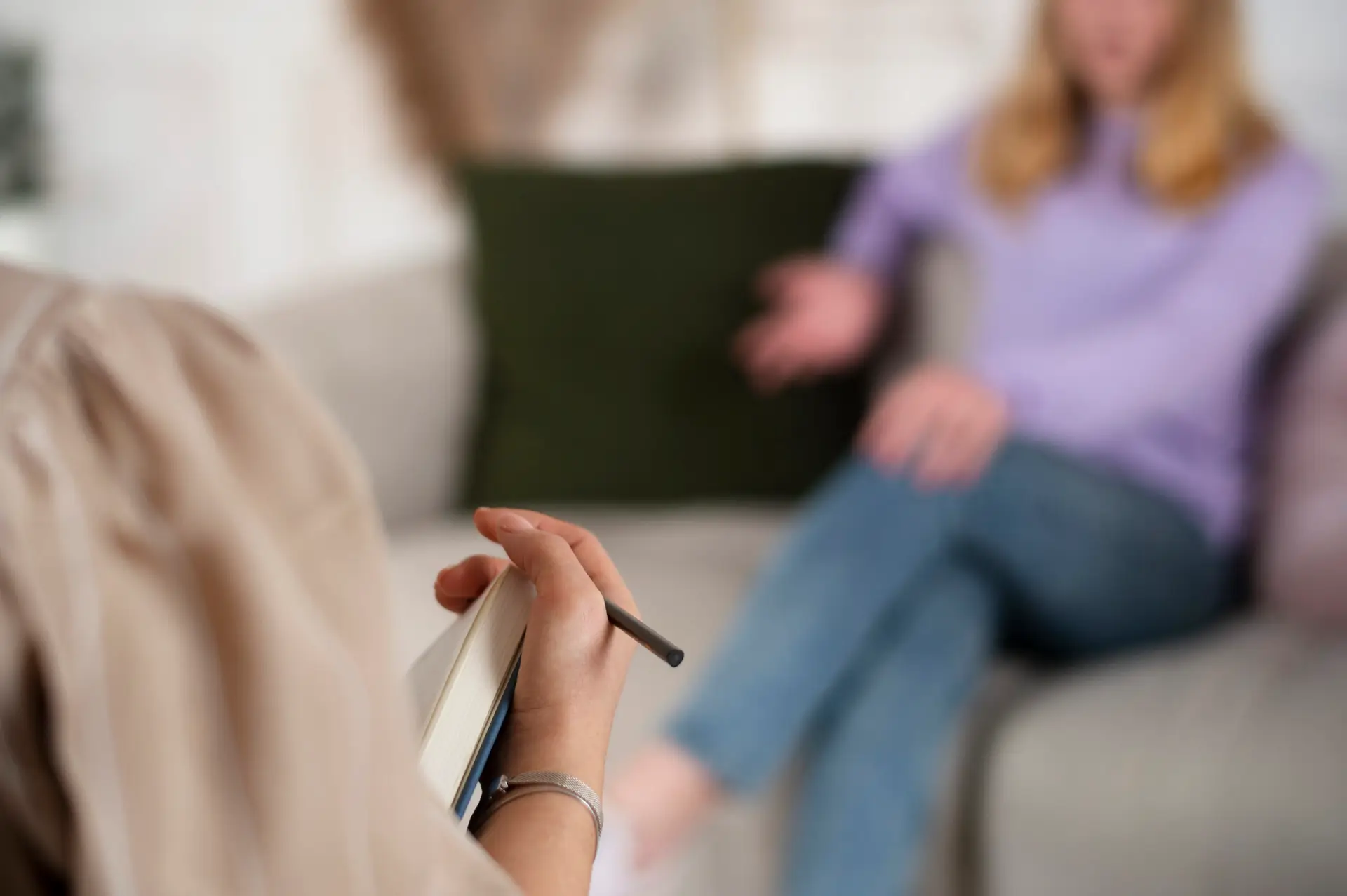 Mulher em sessão de psicoterapia, tratamento para compulsão alimentar