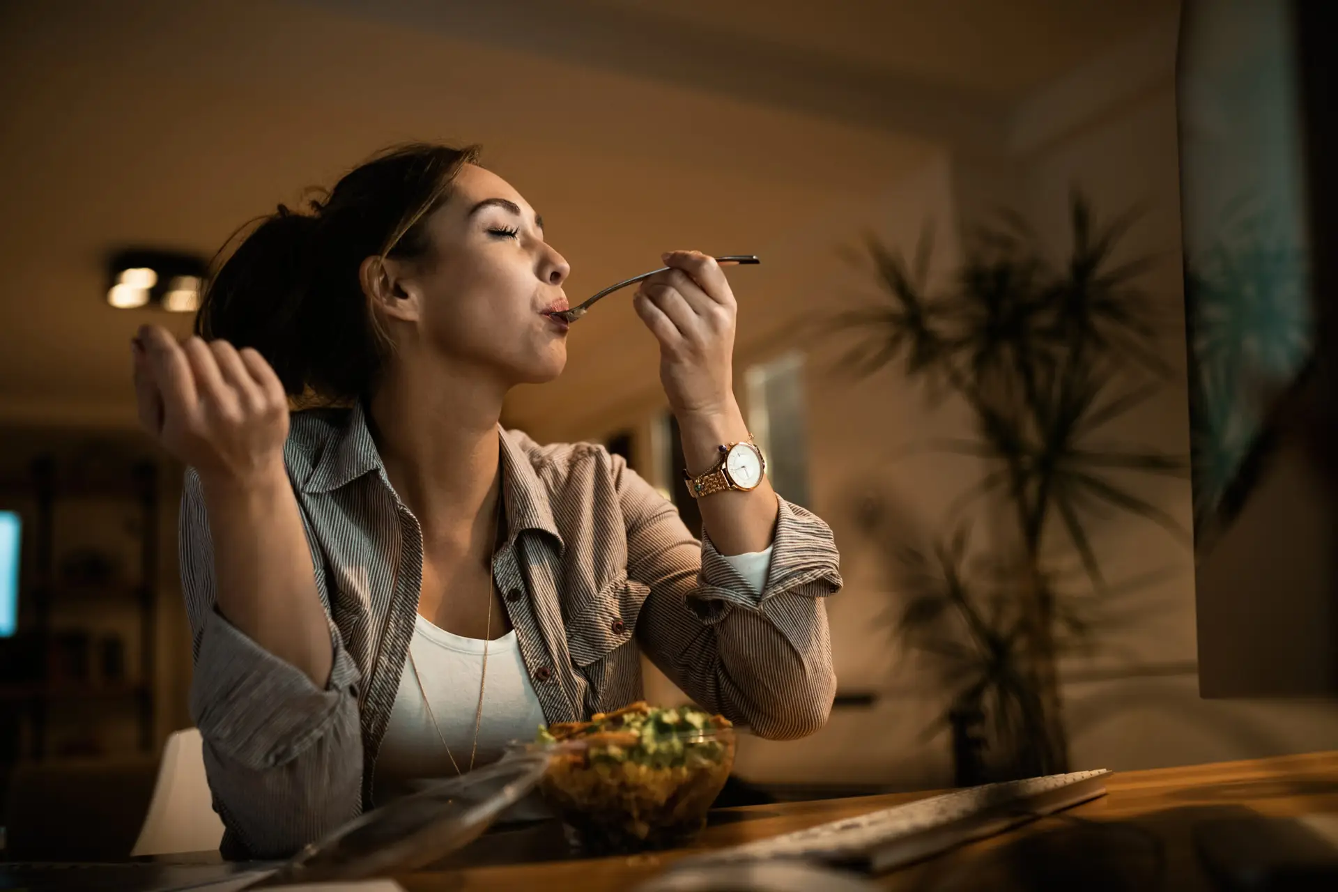 Mulher praticando mindful eating para ansiedade alimentar