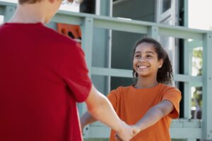 Transtorno alimentar na adolescência: grupo de adolescentes conversando, ilustrando a importância do apoio e do diálogo nessa fase.